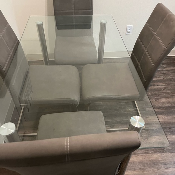 Brand new table with chairs - Picture 5 of 7